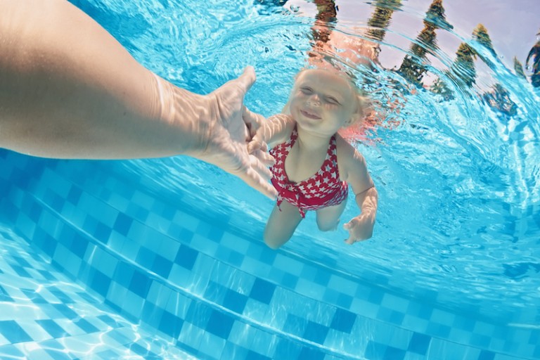 mantener-limpia-su-piscina-en-verano